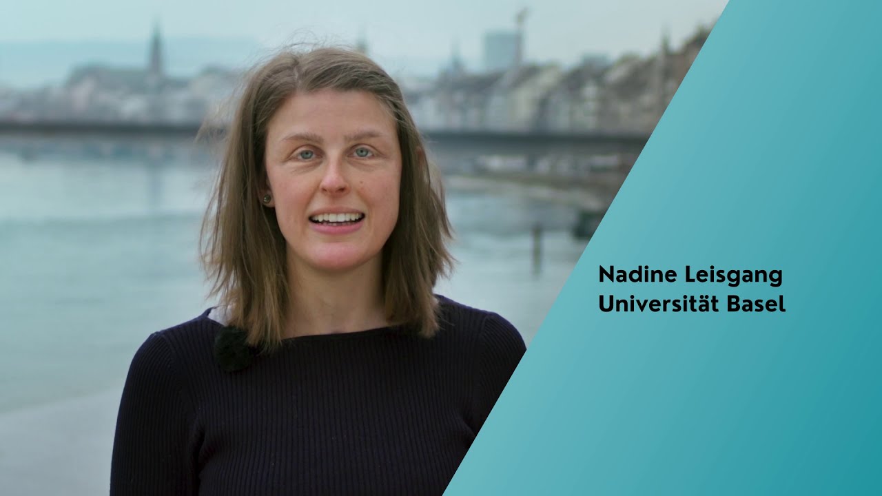 Porträt von Nadine Leisgang mit Stadt im Hintergrund mit der Aufschrift "Nadine Leisgang Universität Basel"