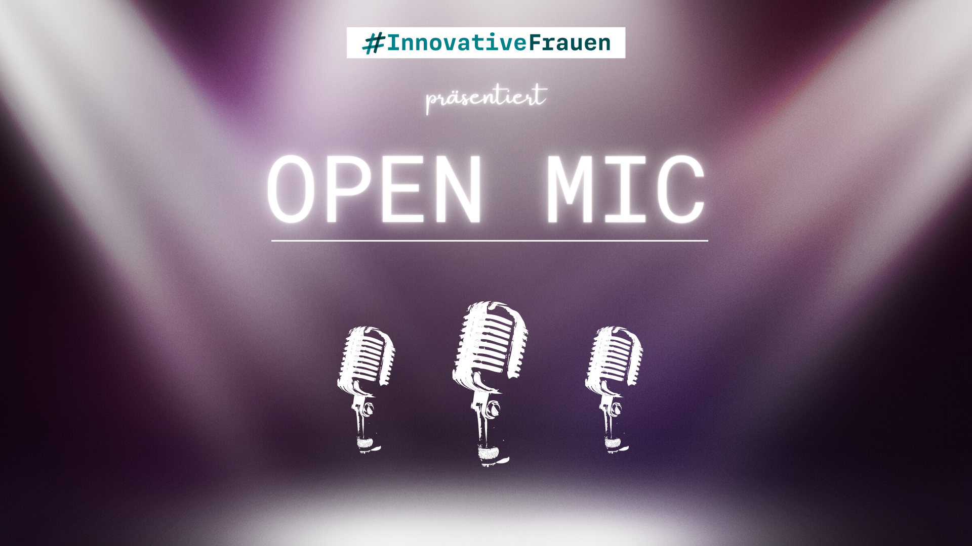 Veranstaltung Open Mic präsentiert von #InnovativeFrauen, im Vordergrund drei Mikrofone