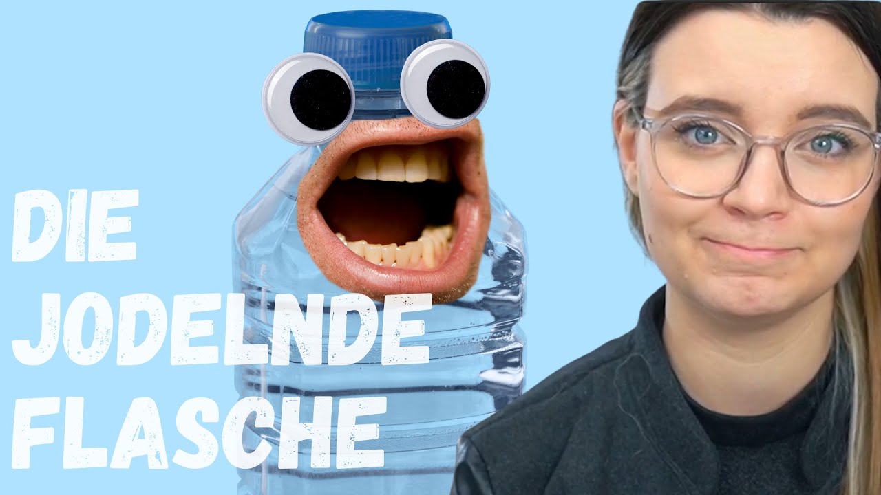 Nina sitzt neben einer Abbildung ihrer jodelnden Flasche
