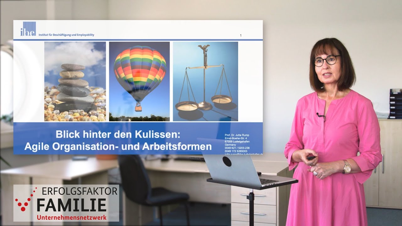 Prof'in Dr'in Jutta Rump steht vor einem Laptop und hält einen Vortrag