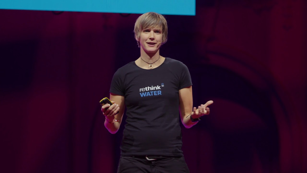 Doktorin Katrin Schuhen auf einer Bühne während ihrem Auftritt auf einer Konferenz