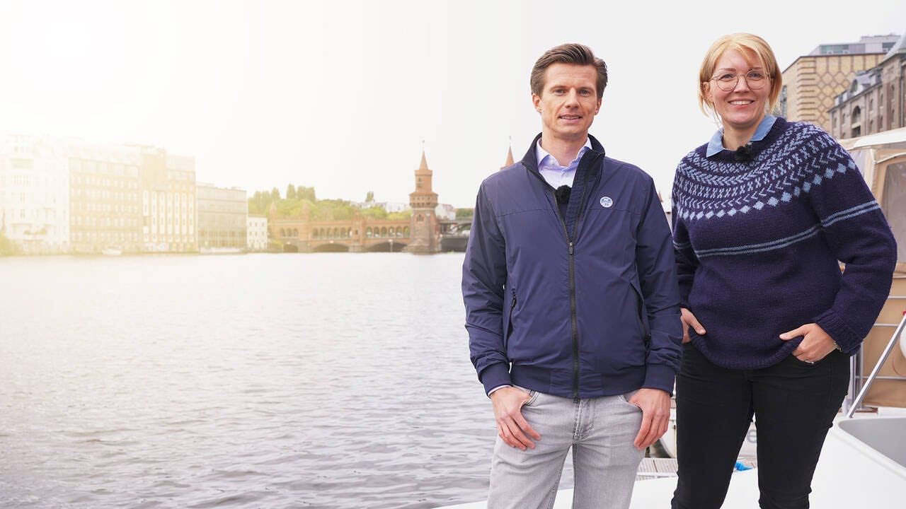 Anna Alex und Benedikt Herles auf einem Boot auf der Spree