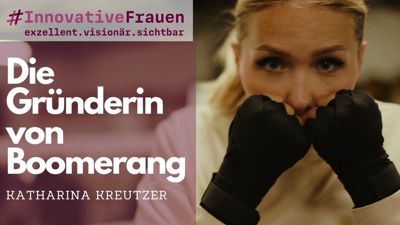 Katharina Kreutzer mit geballten Fäusten in Boxhandschuhen vor ihrem Mund mit Blick in die Kamera mit der Aufschrift "#Innovative Frauen exzellent.vissionär.sichtbar - Die Gründerin von Boomerang Katharina Kreutzer"