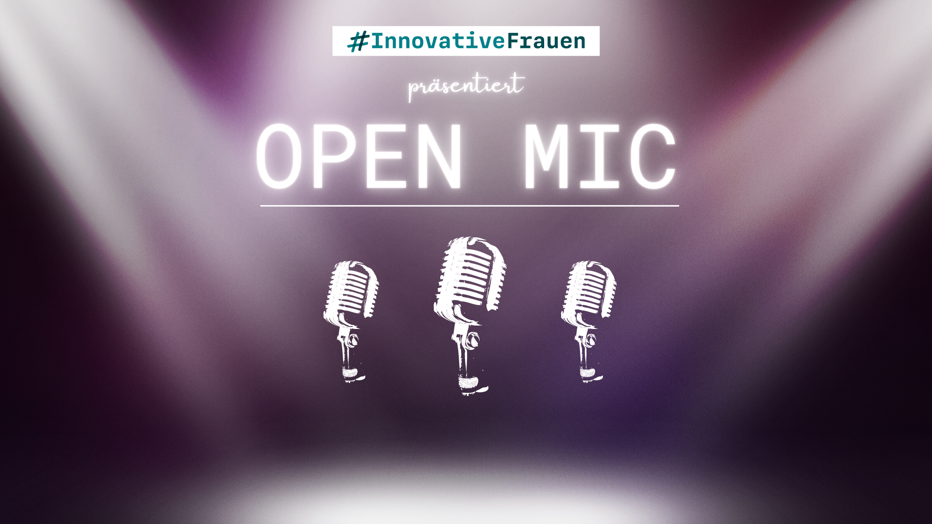 Veranstaltung Open Mic präsentiert von #InnovativeFrauen, im Vordergrund drei Mikrofone