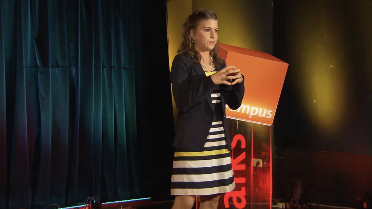 Doktorin der Ingenieurwissenschaften Silvia Budday erklärt im Campus Talk wie mechanische Kräfte unser Gehirn falten