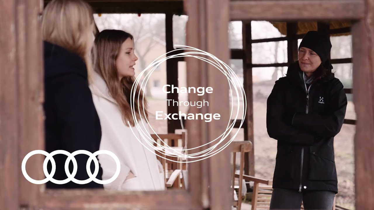 Marit Kock und Mariella Charleen Benkenstein werden von einer Frau interviewt