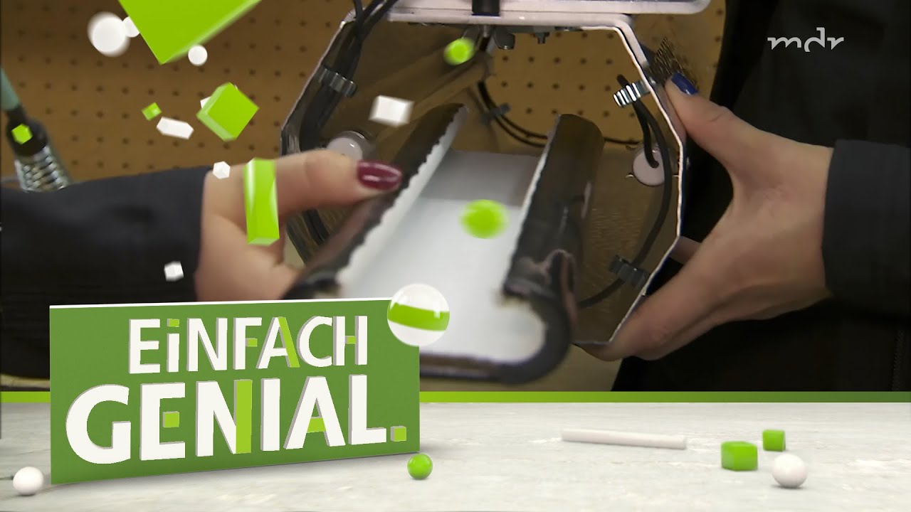 Ein Teilstück eines Rolltreppen-Handlaufs wird in einen Metallkasten gehalten