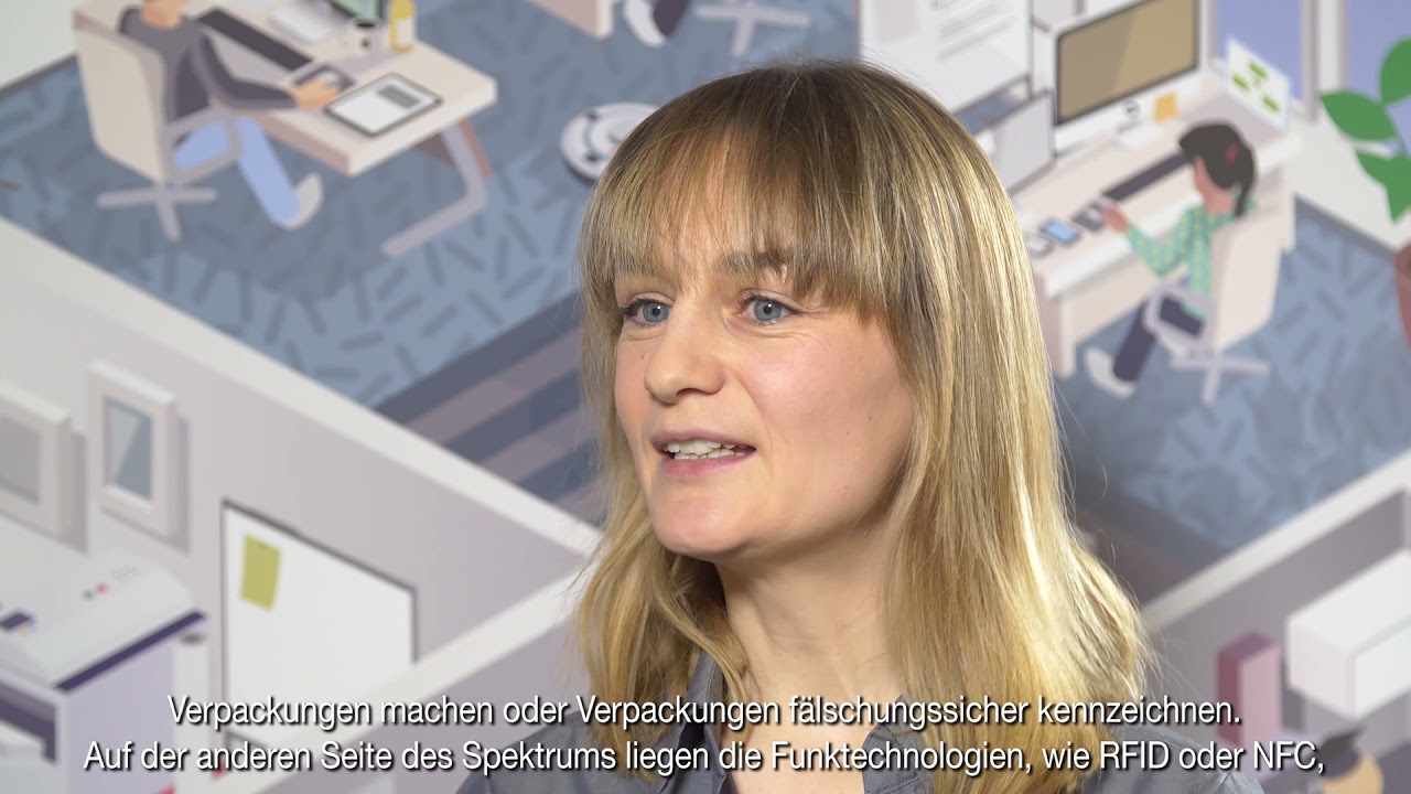 Doktorin Karin Weigelt vor einem digitalen 3D Modell von Büroräumen
