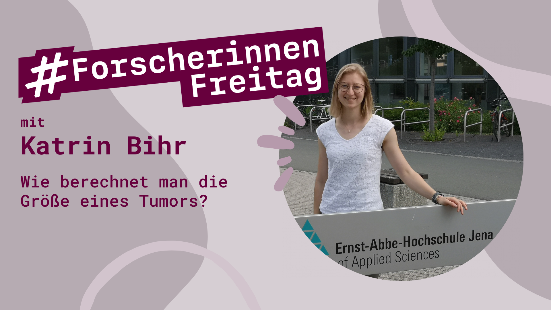 Neben dem Logo #ForscherinnenFreitag ist ein Foto von Katrin Bihr zu sehen. Sie steht vor einem Schild der Ernst-Abbe-Hochschule Jena.