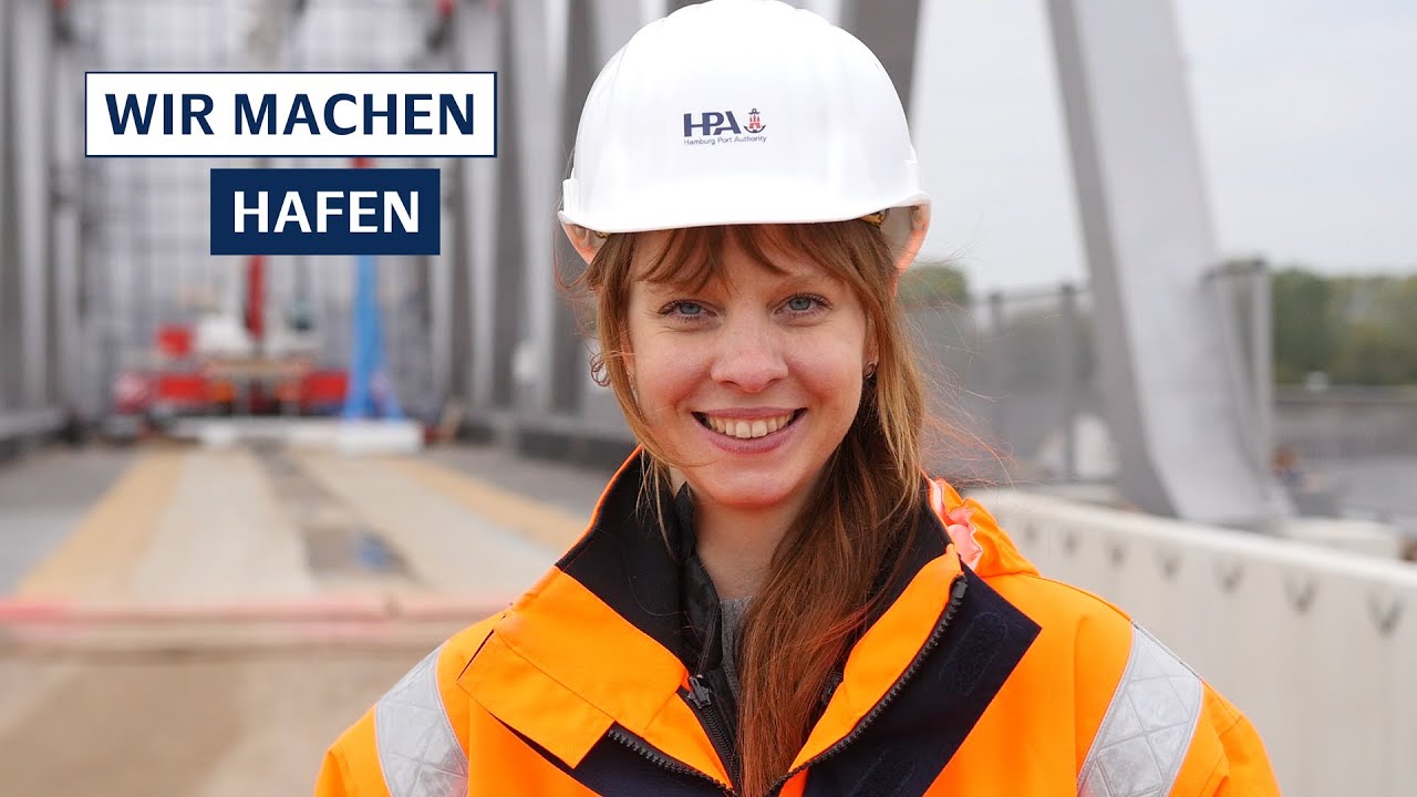 Larissa Seumenicht mit Schutzhelm am Hamburger Hafen