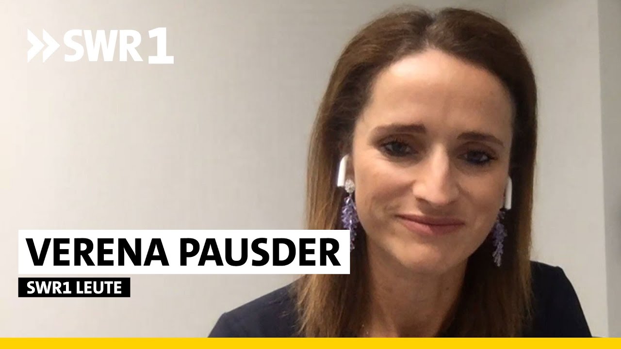 Verena Pausender schaut in eine Webcam