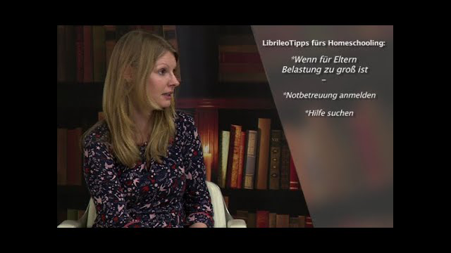 Sarah Seeliger sitzt in einem Interview vor einem Bücherregal