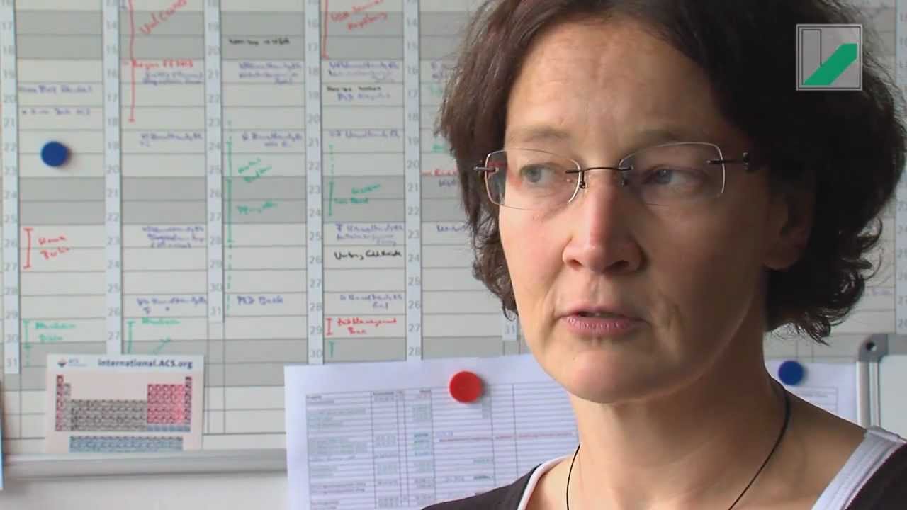 Seitliche Aufnahme von Prof'in Dr'in Britta Planer-Friedrich vor einem Wandkalender