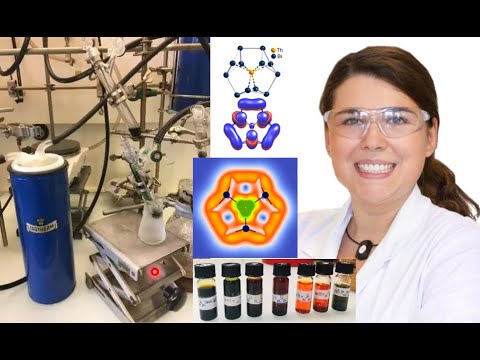 Katrin Beuthert im Labor, Abbildungen von chemischen Formeln