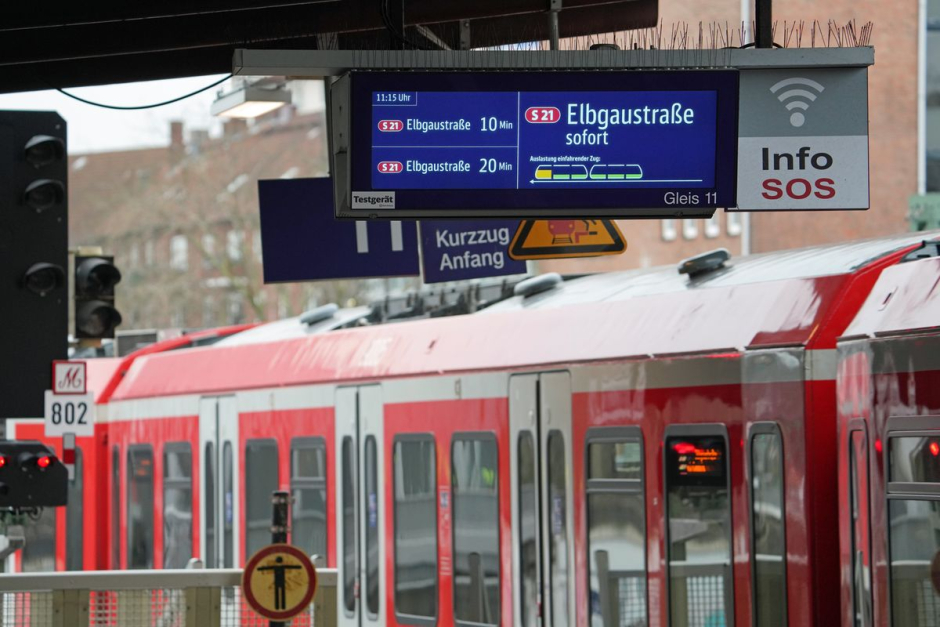 Foto von einer Hamburger S-Bahn und einer Digitalanzeige über die Auslastung des Zuges