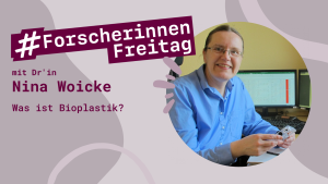 Neben dem Logo #ForscherinnenFreitag ist ein Foto von Nina Woicke zu sehen. Sie sitzt an ihrem Arbeitsplatz und lächelt in die Kamera.