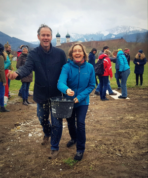 Dr’in Corinna Hölzer und Cornelis F. Hemmer von der Stiftung Mensch und Umwelt säen eine Wiese ein