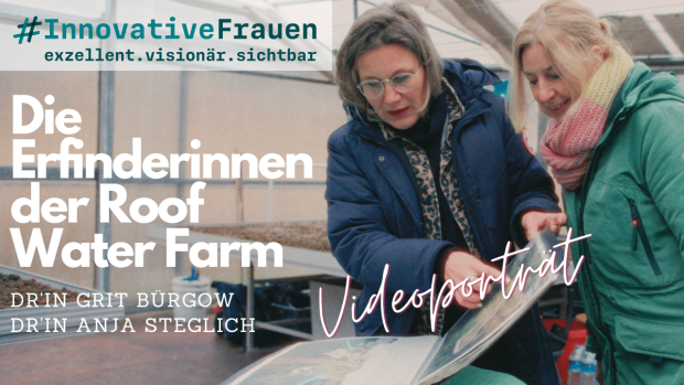 Videoporträt der Erfinderinnen der Roof Water Farm Dr'in Grit Bürgow und Dr'in Anja Steglich. Beide schauen zusammen in ein Buch.