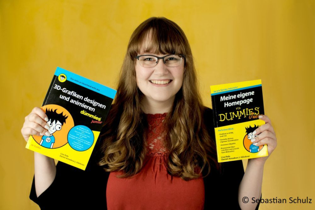 Lisa Ihde hält zwei ihrer Bücher ins Bild: "3D-Grafiken designen und animieren" und "Meine eigene Homepage"