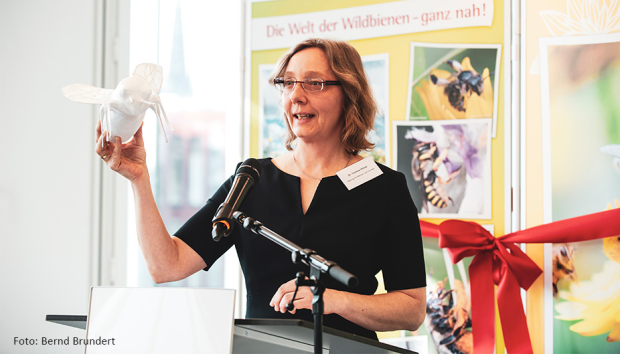 Dr’in Corinna Hoelzer vom Projekt Deutschland summt auf dem Podium bei der Preisverleihung Land der Ideen