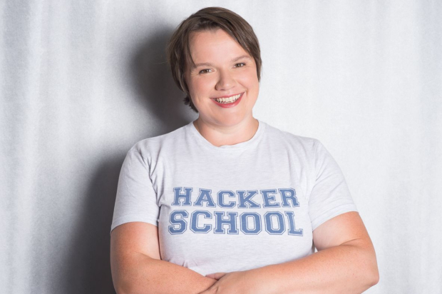 Julia Freudenberg mit einem T-Shirt mit der Aufschrift "Hacker School"